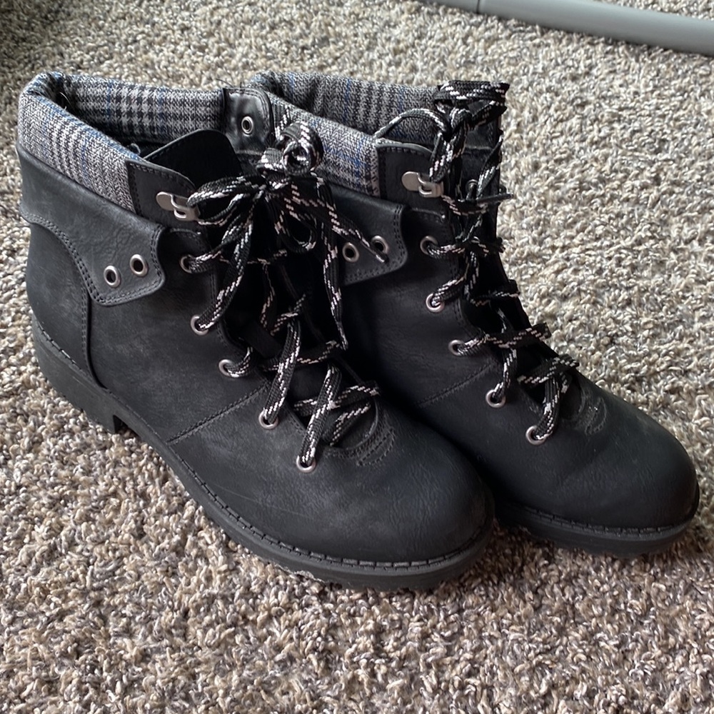 Black Low Cut Boots, Size 9 - Picture 8 of 8
